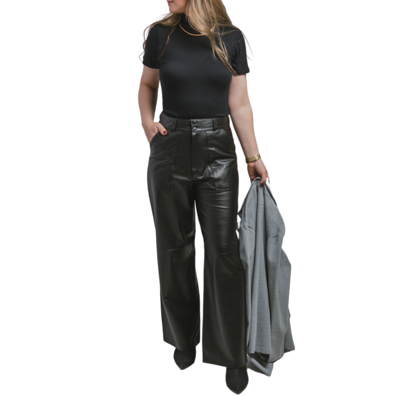 Calça Wide Leg Couro OMK Pantalona com bolsos na frente REF 333